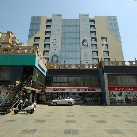 Oyo 8786 Hotel Maan Residency 阿穆达巴 外观 照片