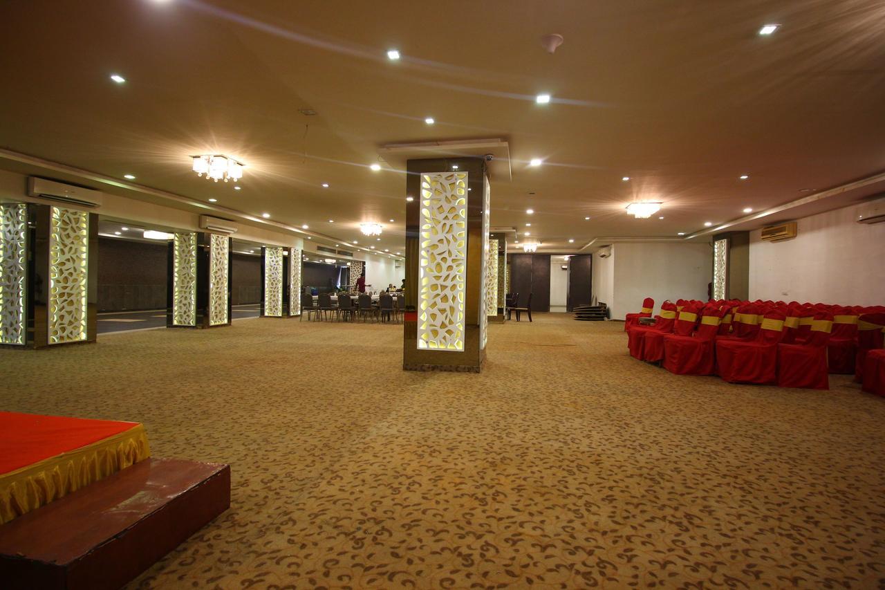 Oyo 8786 Hotel Maan Residency 阿穆达巴 外观 照片